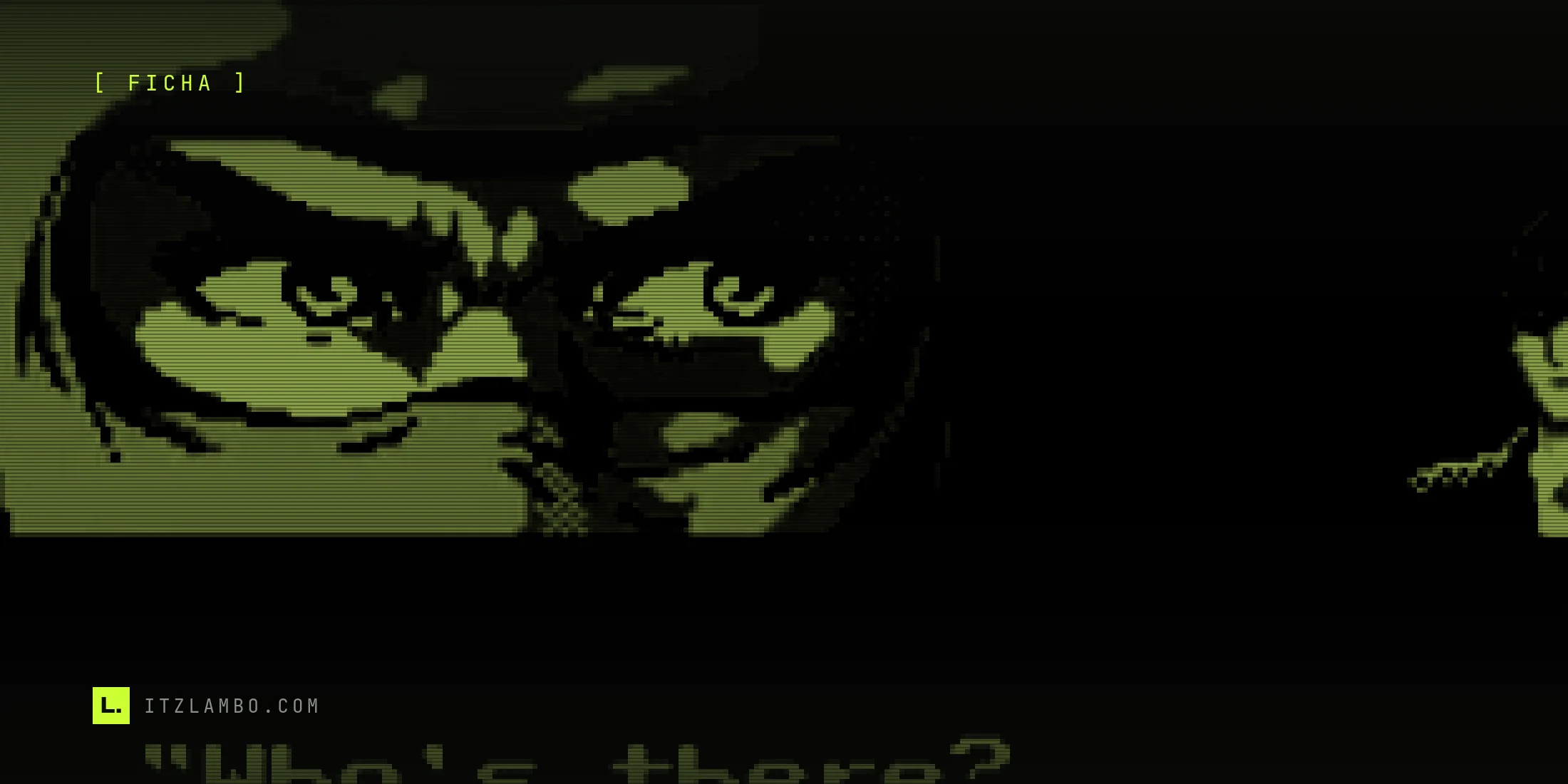 Fotograma de una cutscene de Ninja Gaiden (NES): primer plano del rostro cubierto de Ryu Hayabusa, máscara azul de ninja y ojos entrecerrados sobre fondo azul oscuro; abajo, el diálogo dice «Who's there?», y a la derecha se asoma, fuera de foco, otro personaje.