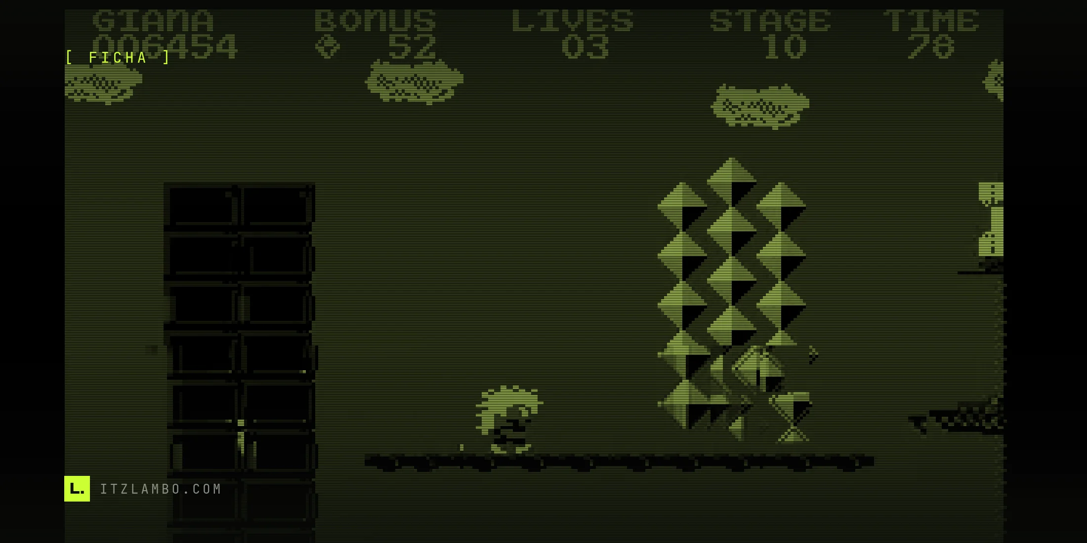 Giana entre bloques de diamante en el nivel 21 de The Great Giana Sisters en Commodore 64, en duotono negro y lima.